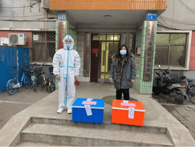 常宏向新華區(qū)抗疫一線(xiàn)工作者送愛(ài)心晚餐2021