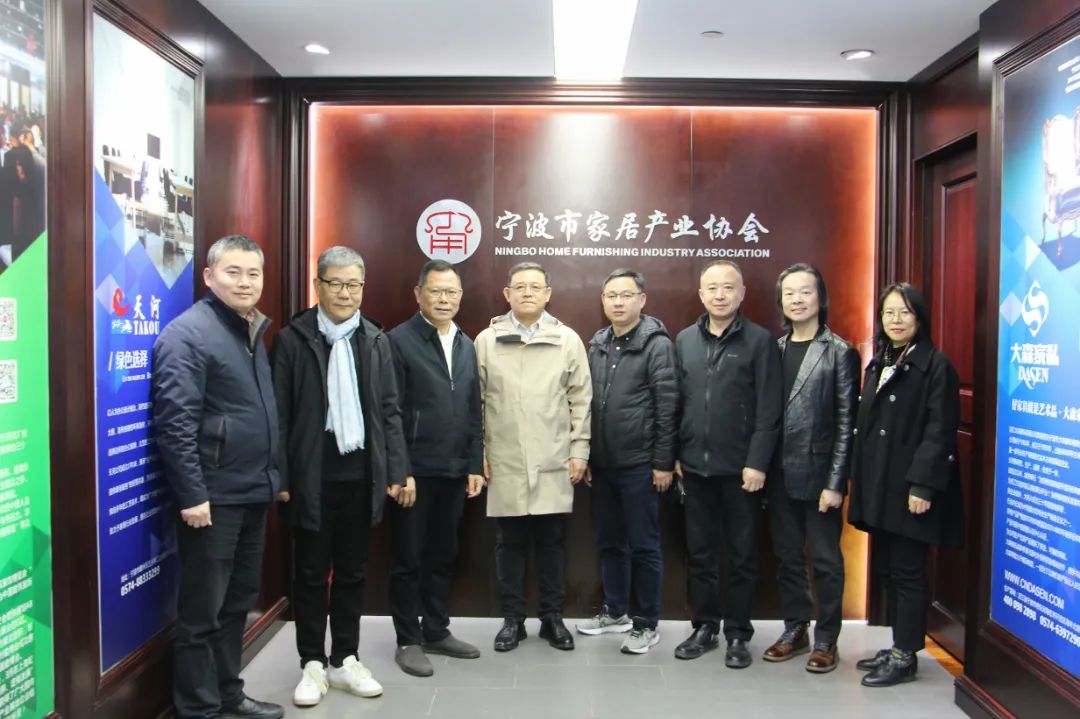 中國(guó)商聯(lián)商業(yè)店裝與展陳行業(yè)分會(huì)會(huì)長(zhǎng)王躍一行到訪(fǎng)寧波市家居產(chǎn)業(yè)協(xié)會(huì)交流