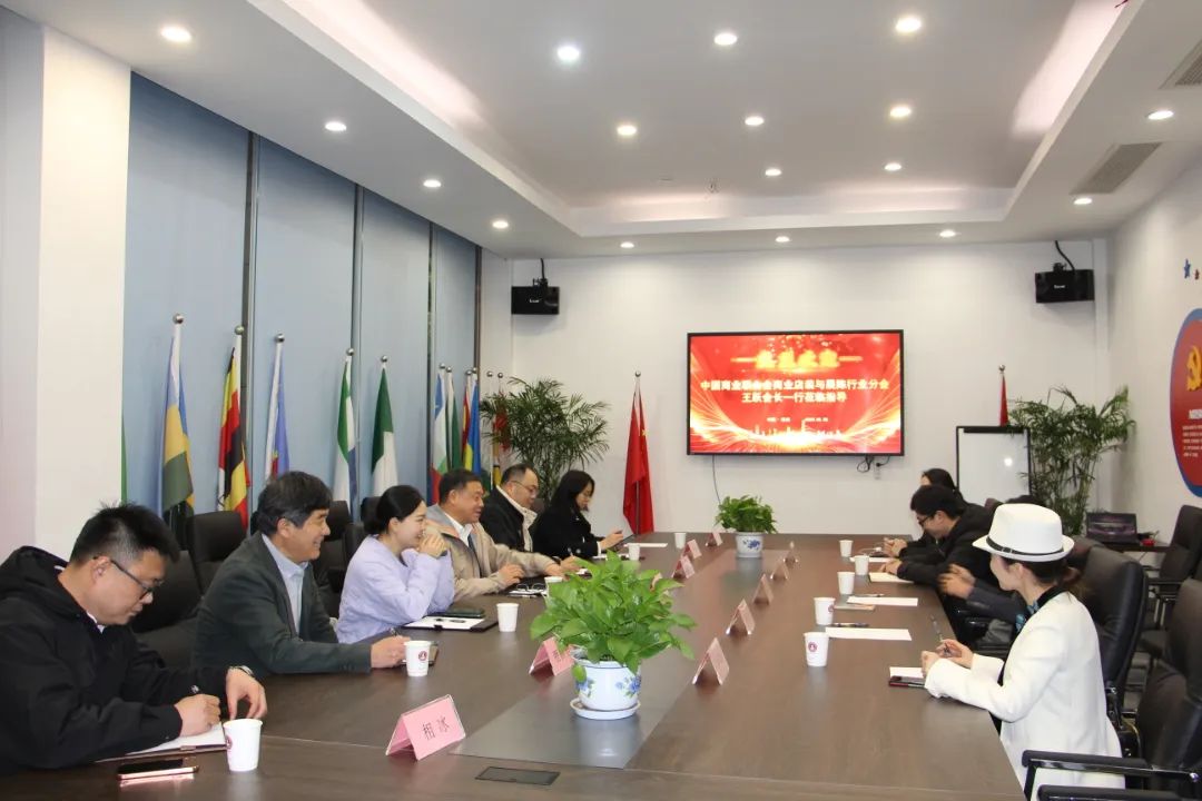 中國(guó)商聯(lián)商業(yè)店裝與展陳行業(yè)分會(huì)會(huì)長(zhǎng)王躍一行到訪(fǎng)浙江工商大學(xué)創(chuàng)業(yè)園參觀(guān)交流、共促發(fā)展